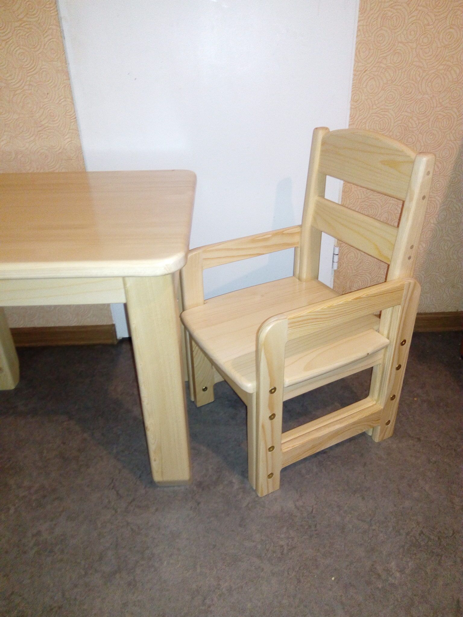 Bērnu galds un krēsls ar roku balstiem lakots