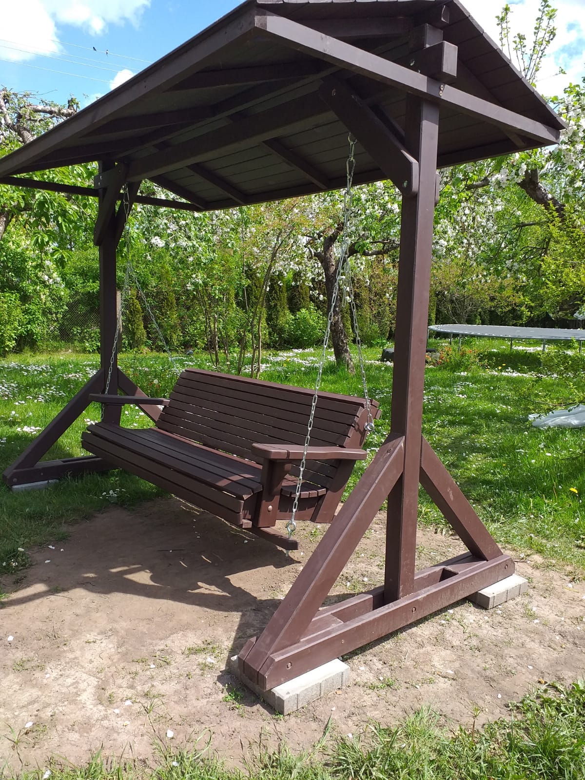 Dārza krēsls ķedēs. Izgatvots no masīvkoka priedes. Apstrāde pēc klienta velmēm. Krēsla 150cm garš ( trīs vietas)