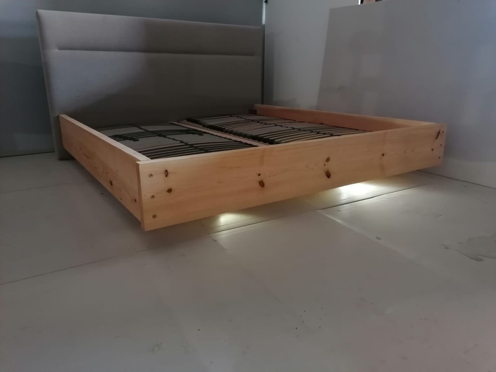 Iepazīstinām ar mūsu jauno masīvkoka lidojošo gultu rāmju klāstu 180x200 cm izmērā. Pārdod tiek tikai koka rāmja daļa, bez mīkstās galvagaļa daļas. Kapēc šo gultu sauc pa lidojošo? Jo kad skataties uz gultas rāmi, nav rdzamas gultas kājas. Gultas izskatas ka stāv gaisā