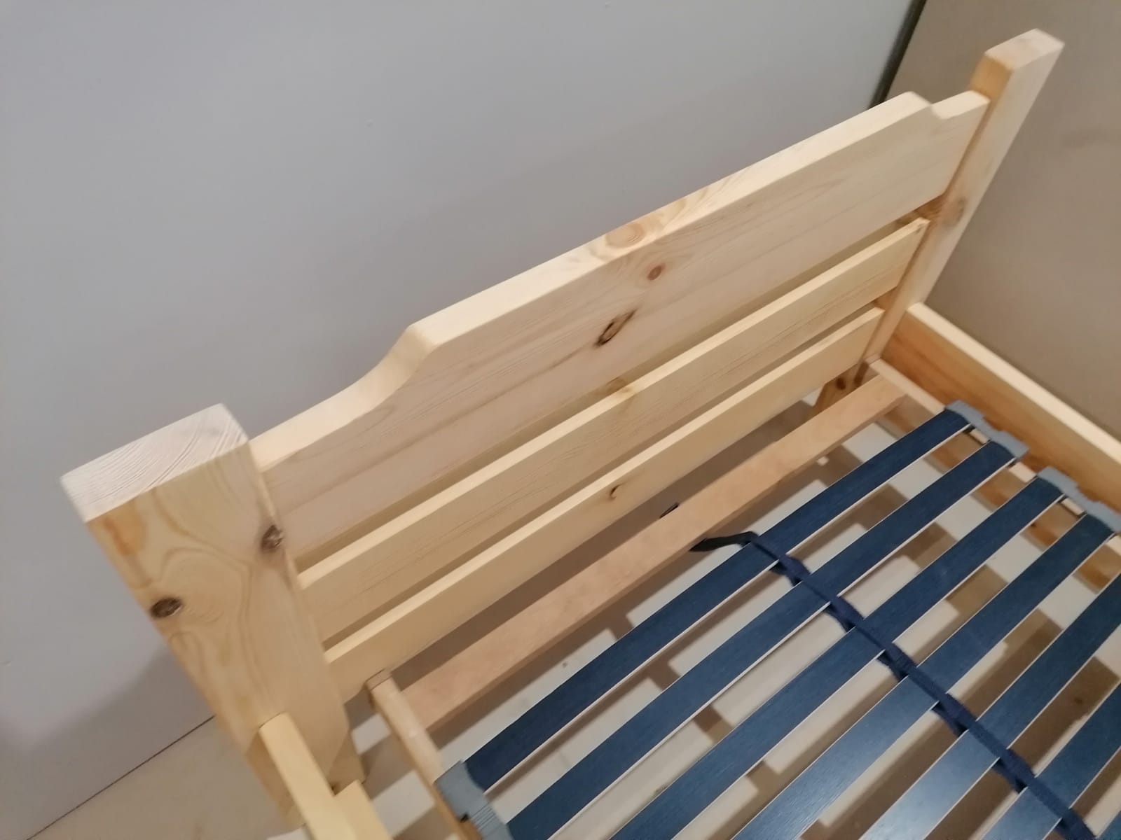 Priedes koka gulta ar austiņām 90 x 200 cm - Image 6