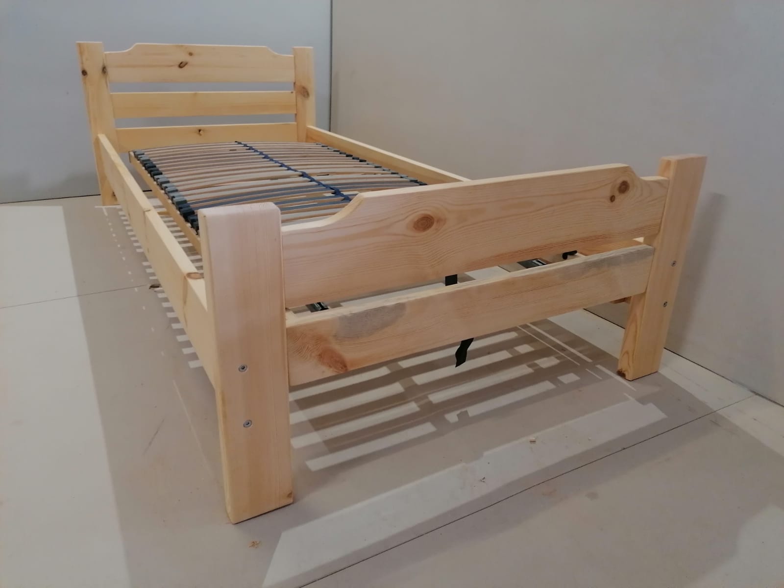 Priedes koka gulta ar austiņām 90 x 200 cm